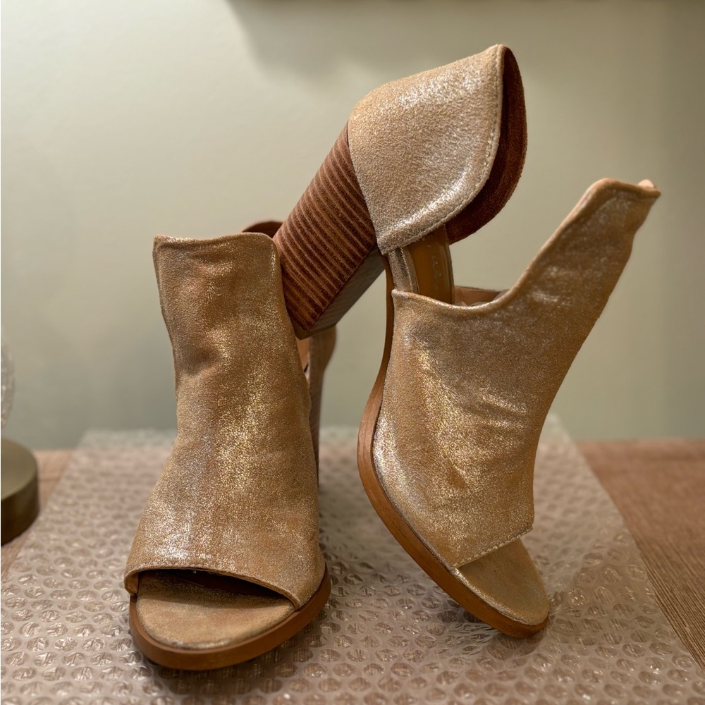 Women's Diba True/Ivy Road Gold Heels Sz 8